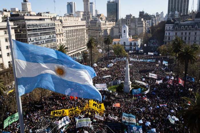 Eine Menge Demonstranten versammelen sich zur Unterstützung argentinischen Vizepräsidentin Cristina Kirchner in Buenos Aires. Foto: Manuel Cortina/Sopa Images Via Zuma Press Wire/dpa