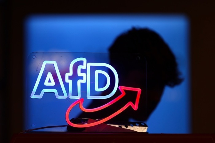 Das Logo der AfD ist bei einer Wahlkampfveranstaltung der Partei in Halle zu sehen. Foto: epa/Hannibal Hanschke