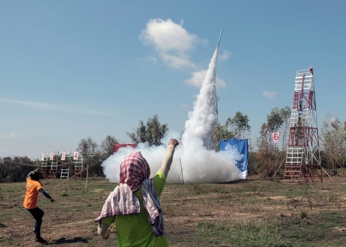 Während der Bun-Bang-Fai-Feste steigen in mehreren Provinzen Nordostthailands jedes Jahr tausende selbstgebaute Raketen in den Himmel. Archivbild: epa/David Longstreath