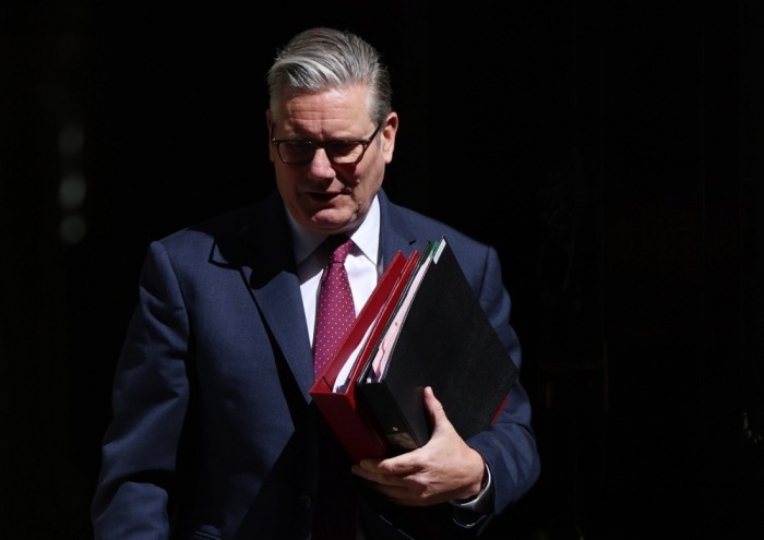 Keir Starmer verlässt die Downing Street 10 auf dem Weg zur Fragestunde im britischen Parlament in London. Foto: EPA/Andy Rain