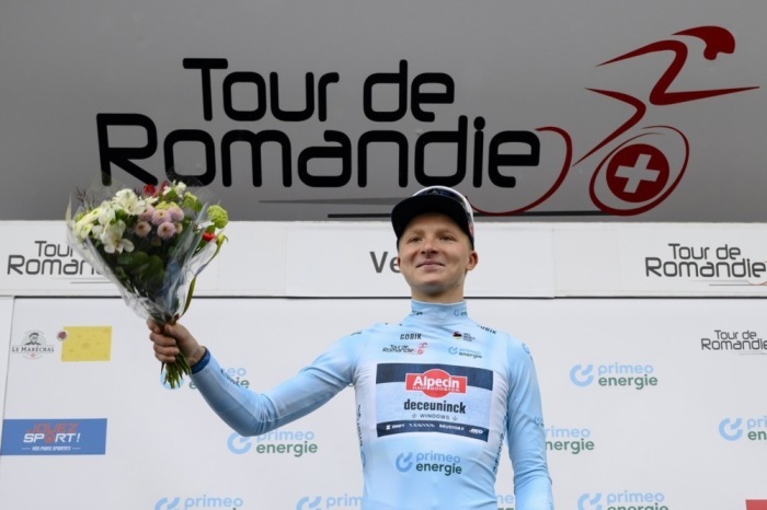 Juri Hollmann vom Team Alpecin-Deceuninck feiert auf dem Podium nach der fünften Etappe der Tour de Romandie in Vernier. Foto: Jean-Christophe Bott/epa/dpa