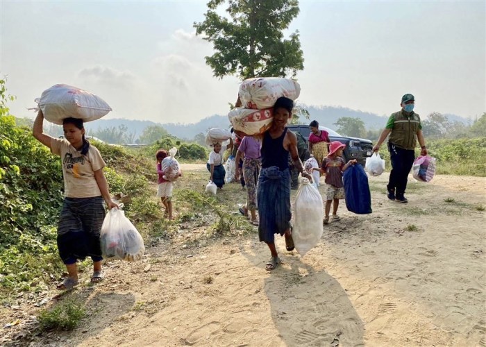 Mehrere Tausend Flüchtlinge kehren nach Myanmar zurück, nachdem sie vor den Kämpfen nach Thailand geflohen waren. Foto: epa/Royal Thai Army