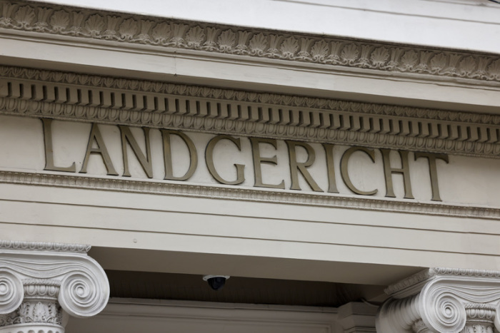 Blick auf den Schriftzug «Landgericht» an der Fassade des Gerichtsgebäudes. Foto: Thomas Banneyer/dpa