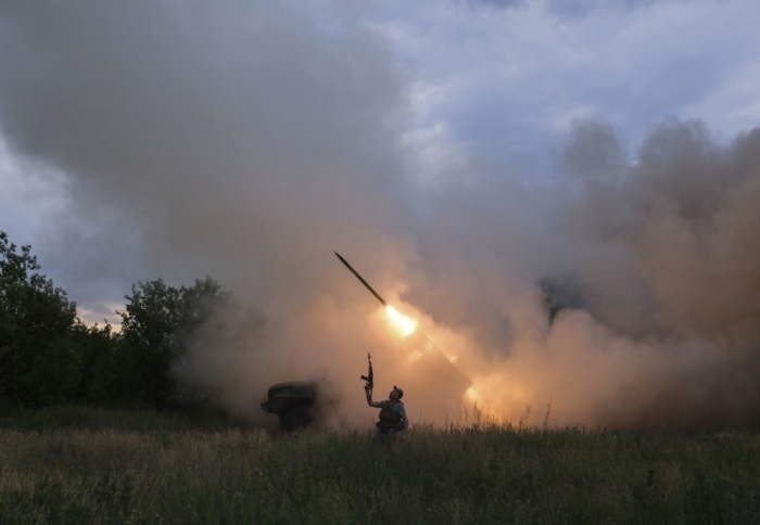 Soldaten der 93. ukrainischen Brigade feuern im Gebiet Donezk eine Rakete aus einem BM-21-Grad-Mehrfachraketenwerfer ab. Foto: epa/93rd Mechanized Brigade/handout