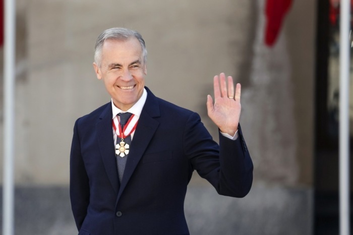 Premierminister Mark Carney winkt vor der Ankunft von König Charles III. zur Eröffnung des kanadischen Parlaments. Foto: epa/Eric Reid