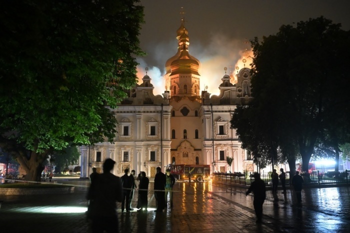 Das Dach der Mariä-Entschlafens-Kathedrale der Kiewer Pechersk-Lawra brennt. Foto: Danylo Antoniuk/Ap/dpa
