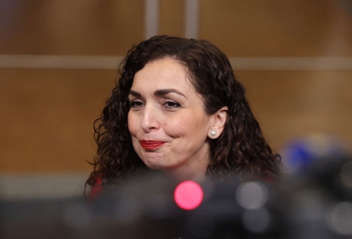 Kosovos Präsidentin Vjosa Osmani trifft zum EU-Westbalkan-Gipfel in Brüssel ein, bei dem über Zusammenarbeit und Partnerschaften beraten wird. Foto: epa/Olivier Matthys