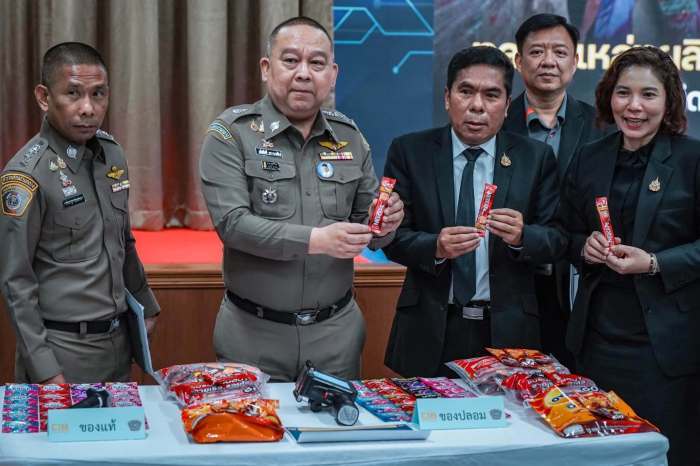 Ermittler präsentieren sichergestellte Fälschungen und zeigen zum Vergleich entsprechende Originalprodukte. Bild: Central Investigation Bureau (CIB)