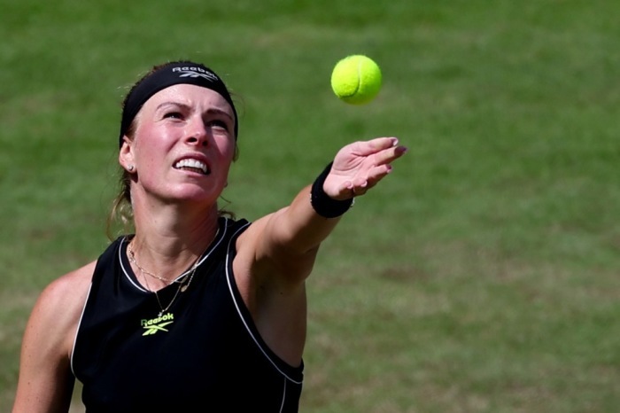 Magdalena Fręch schlägt im Erstrundenspiel der Berlin Open gegen Eva Lys auf. Foto: EPA/Filip Singer