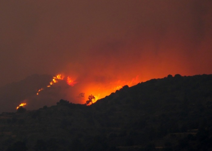 Ein gewaltiges Feuer wütet in der Bergregion von Larnaka, Zypern, und bedroht mehrere Gemeinden. Archivfoto: epa/Katia Christodoulou