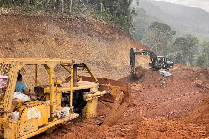 Bauarbeiten an der 250 Kilometer langen Grenzringstraße in den Provinzen Mondulkiri und Ratanakkiri, die Kambodschas territoriale Integrität stärken und die regionale Entwicklung fördern soll. Foto: Phnompenh Post/Fbid
