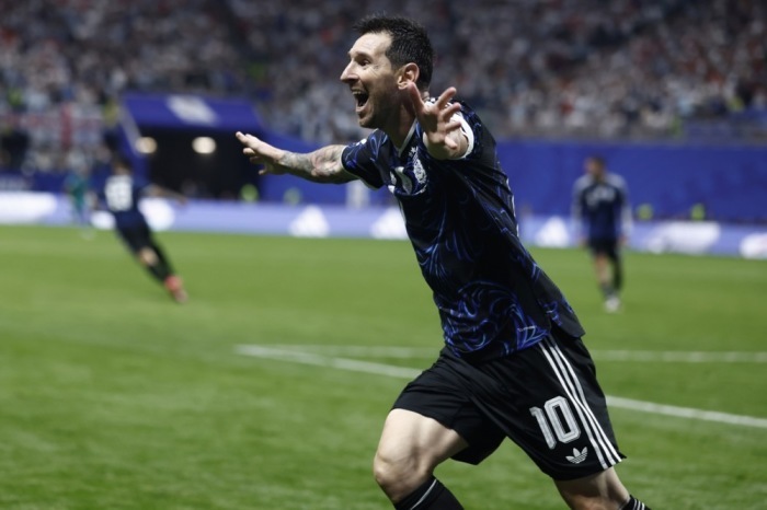 Lionel Messi jubelt über einen Treffer Argentiniens im WM-Halbfinale gegen England in Atlanta. Foto: Will Oliver/epa