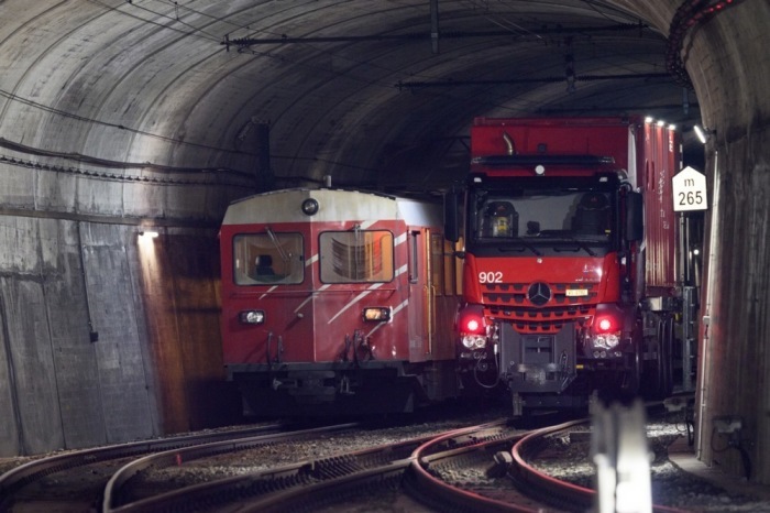 Rettungsdienste am Eingang des Stephan-Holzer-Tunnels in Oberwald, wo zwei Züge der Matterhorn Gotthard Bahn kollidierten. Foto: epa/Jean-christophe Bott