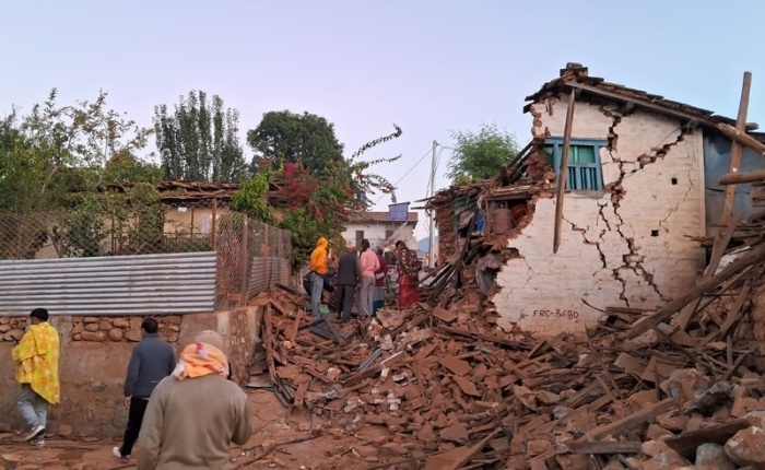 Ein von RSS erhaltenes Bild zeigt Menschen, die nach dem Erdbeben in Thaple in Jajarkot im äußersten Westen Nepals nach ihren Habseligkeiten in den Trümmern suchen. Foto: Sunil Sharma/Zuma Press Wire/dpa