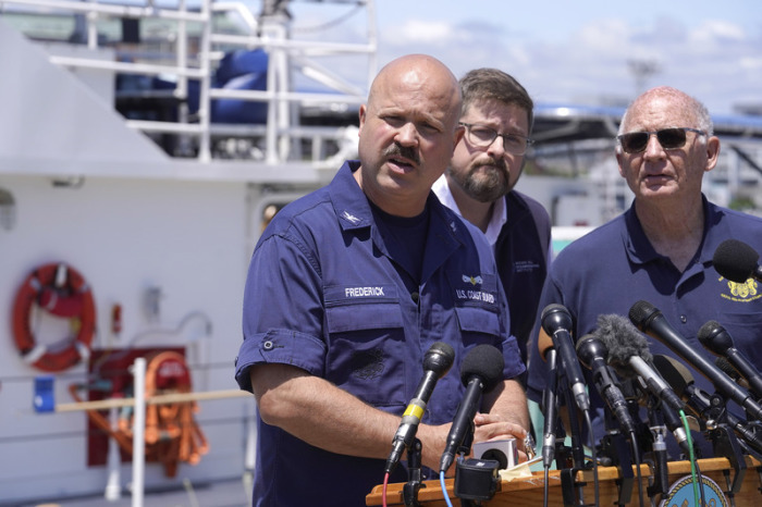 Kapitän Jamie Frederick (l), Koordinator der US-Küstenwache für die Operation, spricht während einer Pressekonferenz auf dem Stützpunkt der Küstenwache. Steven Senne/AP/dpa