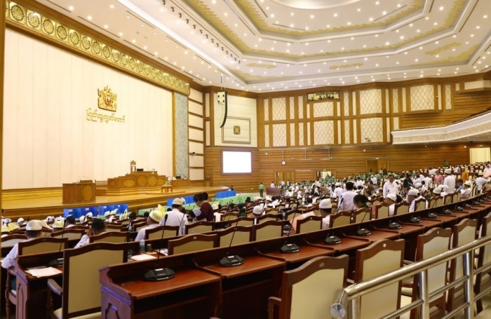 Abgeordnete und Militärvertreter nehmen an einer Sitzung des Unterhauses des Parlaments (Pyithu Hluttaw) in Naypyitaw teil. Foto: EPA/Stringer