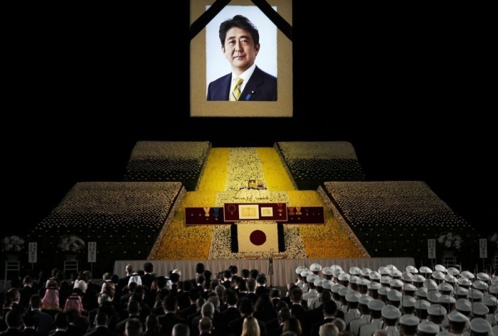 Ein Porträt des ehemaligen japanischen Premierministers Shinzo Abe hängt während seines Staatsbegräbnisses im Nippon Budokan in Tokio; Tausende erweisen ihm die letzte Ehre. Foto: epa/Franck Robichon / Pool