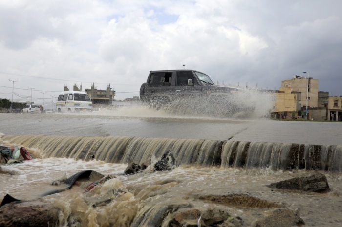 In Sana'a fahren Fahrzeuge durch einen überfluteten Fluss, der durch starke Regenfälle verursacht wurde. Foto: epa/Yahya Arhab