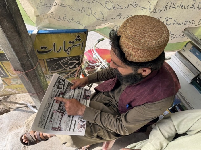 Ein Mann liest die Titelseite einer Zeitung, auf der über das Waffenstillstandsabkommen zwischen der Taliban-Regierung und Pakistan berichtet wird, nahe der afghanischen Grenze in Chaman. Foto: epa/Akhtar Gulfam