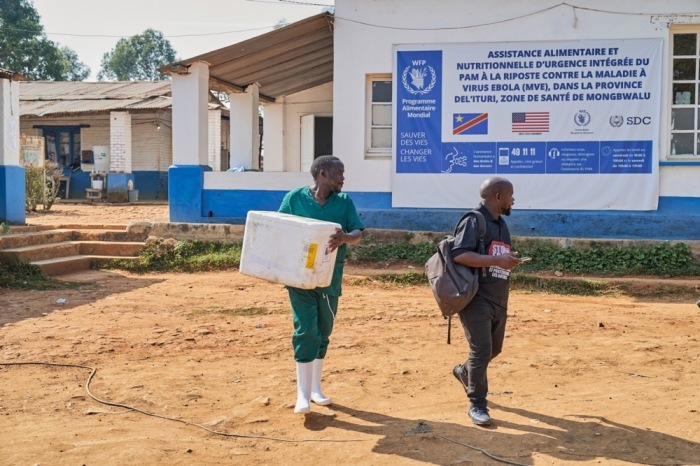 Plakate zur Ebola-Prävention hängen in einem Krankenhaus in Mongbwalu im Osten der Demokratischen Republik Kongo. Foto: Dieudonne Dirole/epa