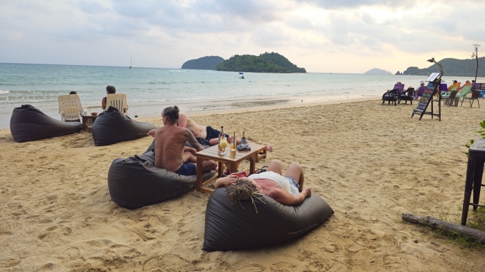Touristen relaxen am Ao Kao Beach auf Koh Mak in der Provinz Trat an der thailändischen Ostküste. Foto: Jahner