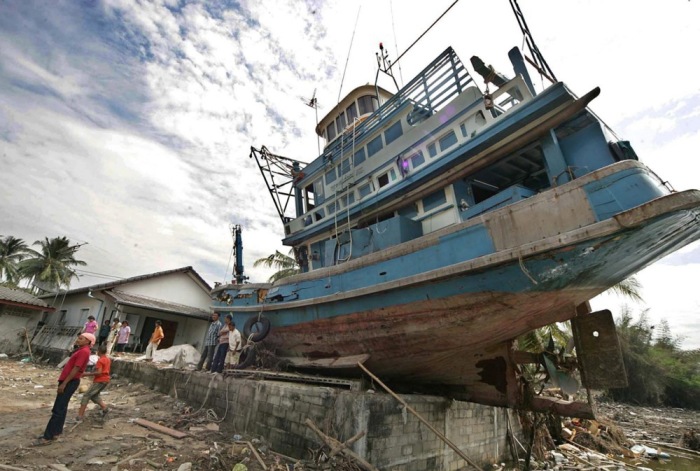 Ein thailändisches Fischerboot liegt im Dorf Ban Nam Khem, nachdem es vom Tsunami am 26. Dezember 2004 weit ins Landesinnere geschleudert worden war. Foto: epa/Ciro Fusco