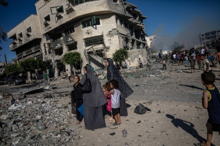 Eine palästinensische Familie flieht nach einem israelischen Luftangriff aus ihrem Haus im Süden von Gaza-Stadt. Foto: Mohammed Saber/epa