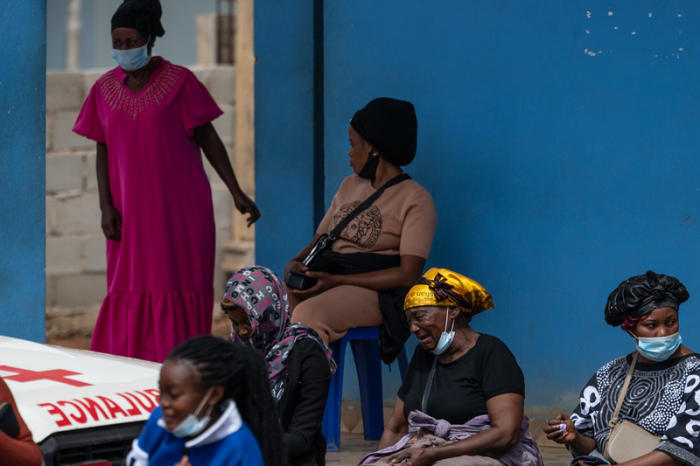 Eine Frau trauert im Krankenhaus in Bunia um ihr an Ebola verstorbenes Kind. Die Epidemie breitet sich im Kongo und in Uganda weiter aus. Foto: AP/Moses Sawasawa/dpa