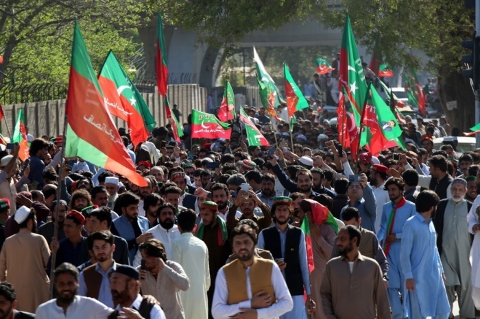 Demonstration der Partei Pakistan Tehrik-e-Insaf für die Unabhängigkeit der Justiz in Peshawar. Foto: epa/Arshad Arbab