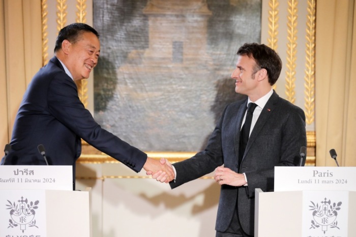 Der französische Präsident Emmanuel Macron (R) schüttelt dem thailändischen Premierminister Srettha Thavisin (L) nach ihrer gemeinsamen Erklärung im Elysee-Palast in Paris die Hand. Foto: EPA-EFE/Teresa Suarez / Pool