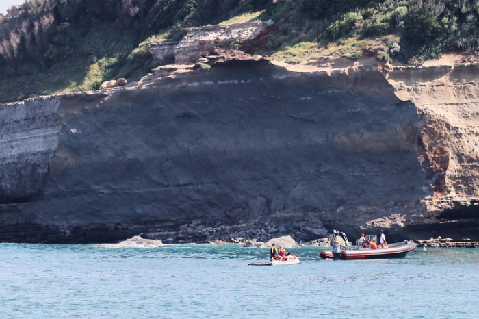 Rettungskräfte suchen vor der Steilküste von Biarritz nach einer vermissten Person, nachdem ein Fels ins Meer gestürzt war. Foto: AP/dpa/yohan Bonnet
