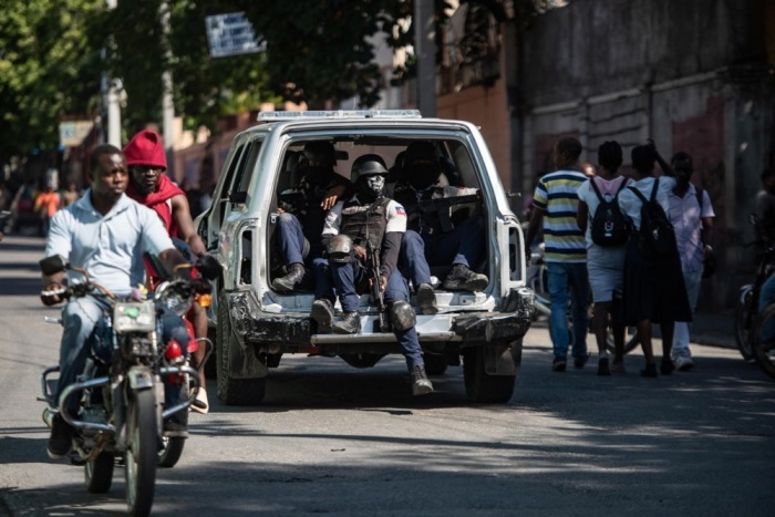 Sicherheitskräfte patrouillieren auf einer Straße in Port-au-Prince. Foto: epa/Johnson Sabin