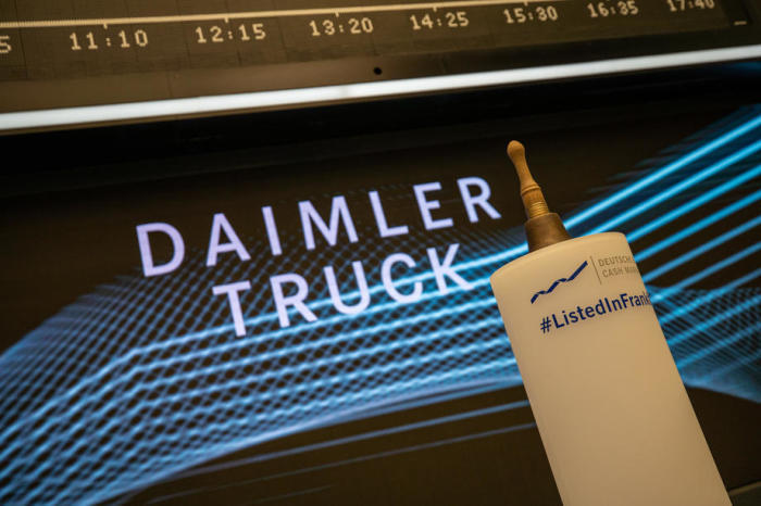 Die Börsen-Glocke während des Daimler Trucks. Foto: epa/Constantin Zinn