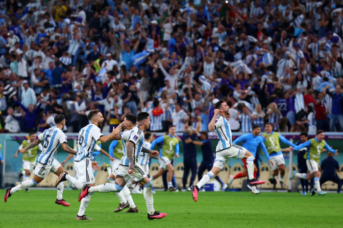 Niederlande - Argentinien, Finalrunde, Viertelfinale, Lusail Stadion, Argentiniens Spieler jubeln nach dem Sieg. Foto: Tom Weller/dpa