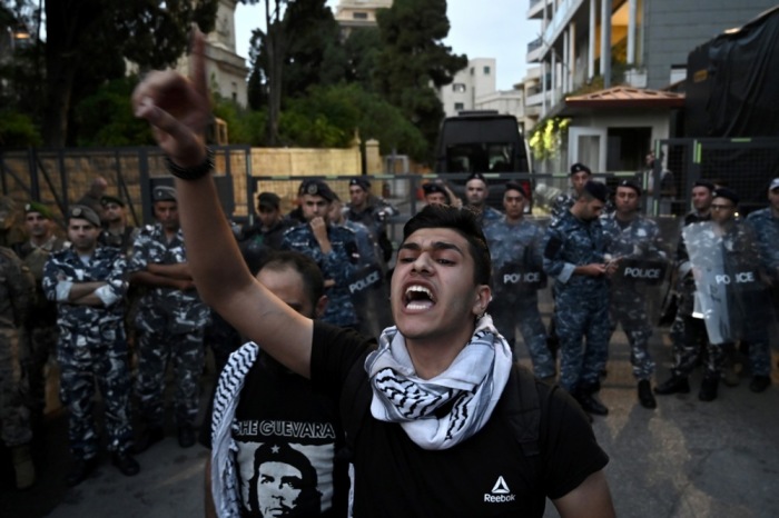 Ein Demonstrant ruft während einer Solidaritätskundgebung mit dem palästinensischen Volk vor dem EU-Hauptquartier in Beirut Slogans. Foto: EPA-EFE/Wael Hamzeh