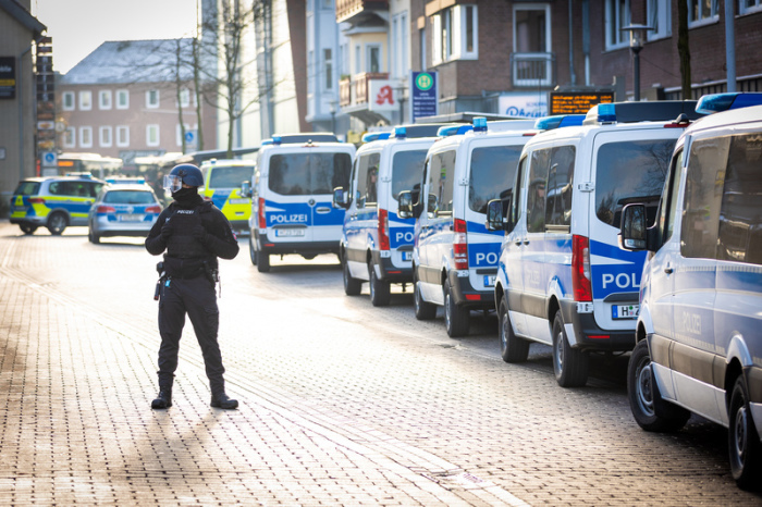 Einsatzfahrzeuge der Polizei stehen vor einem Jobcenter in der Nähe des Bahnhofs. Foto: Moritz Frankenberg/dpa