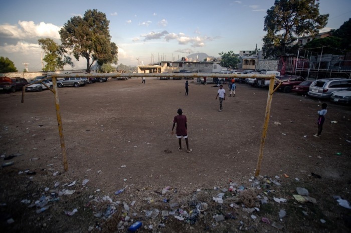 Alltag und Hoffnung zugleich: Menschen spielen Fußball in Port-au-Prince, wo der Sport trotz Gewalt und Krise weiterlebt und durch Haitis WM-Qualifikation neuen Auftrieb erhält. Foto: epa/Mentor David Lorens