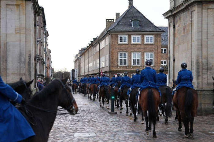 Soldaten des dänischen Garde-Husarenregiments reiten vor den königlichen Stallungen von Schloss Christiansborg, um für die Abdankung von Königin Margrethe in Kopenhagen zu proben. Foto: EPA-EFE/Mads Claus Rasmussen