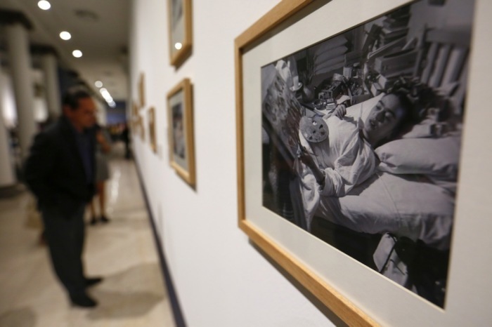 Besucher sehen in Guadalajara die Ausstellung „Frida Kahlo Without Borders“ mit seltenen Einblicken in das Leben der Künstlerin. Foto: epa/Francisco Guasco