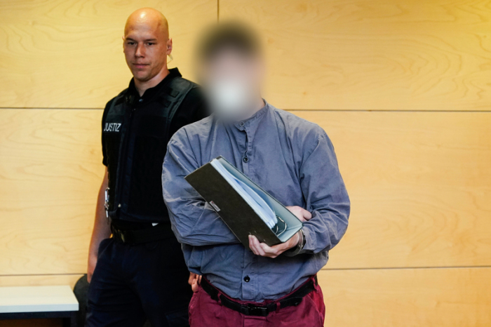 Der 39-jährige Hauptangeklagte kommt in den Verhandlungssaal des Landgerichts Kaiserslautern. Foto: Uwe Anspach/dpa-pool/dpa