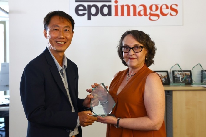 Der Thailand-Fotograf Rungroj Yongrit (links) mit EPA-Präsidentin und CEO Julia R. Arevalo bei der Verleihung der EPA Awards 2026 in Frankfurt am Main. Foto: epa/Pedro Revillion