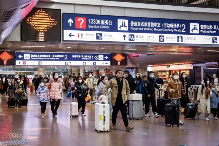 Leute gehen entlang des Pekinger Westbahnhofs in Peking. Foto: epa/Mark R. Cristino