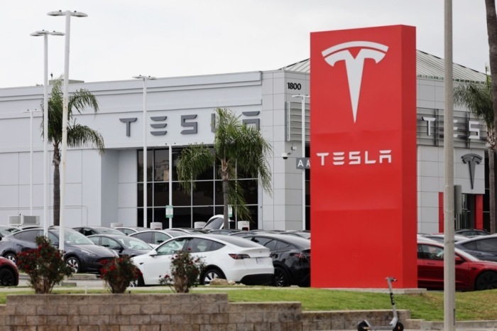 Elektroautos sind bei Tesla in Long Beach zu sehen. Foto: epa/Allison Dinner