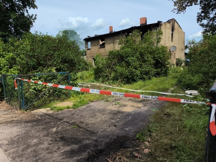 Blick auf den Brandort in Friesack. Nach einem Brand im brandenburgischen Friesack sind drei Leichen in dem ausgebrannten Haus entdeckt worden. Das teilte ein Sprecher der Polizei mit. Foto: Christian Pörschmann/dpa