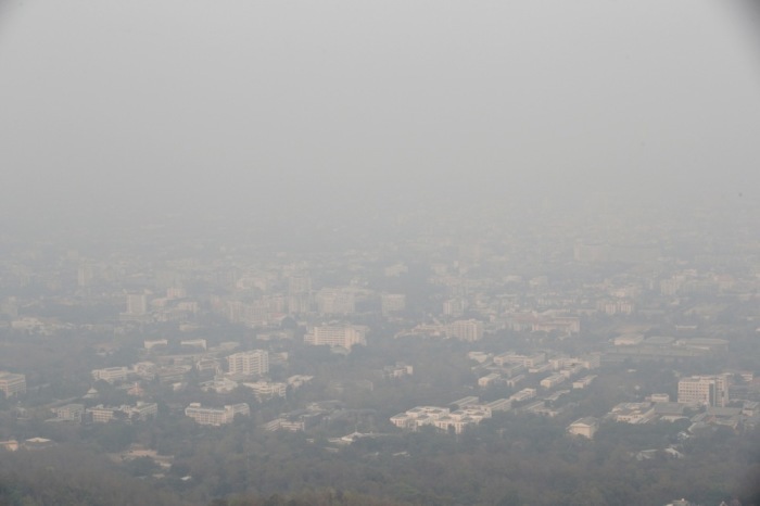 Dichter Smog liegt über Chiang Mai, wo die Luftqualität durch zahlreiche Brandherde stark beeinträchtigt ist. Foto: epa/Rungroj Yongrit