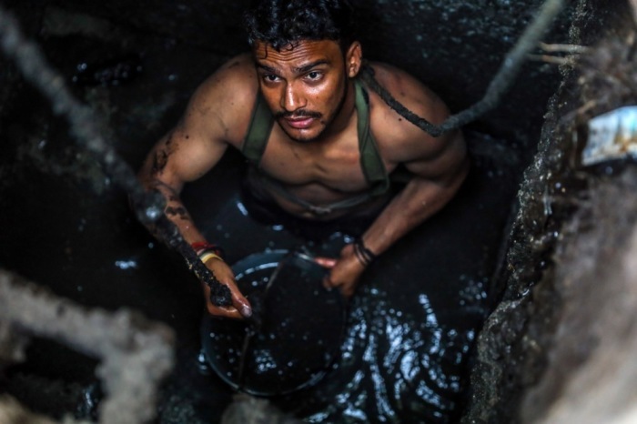 Der 26 Jahre alte Kanalarbeiter Joney reinigt eine Kanalisationsleitung in Ghaziabad, Uttar Pradesh. Foto: epa/Rajat Gupta