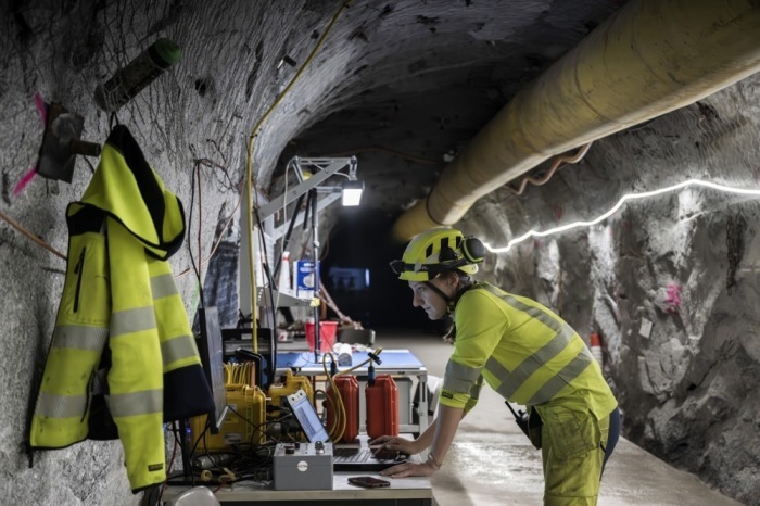 Forscher der ETH Zürich untersuchen im BedrettoLab-Tunnel in der Schweiz die Entstehung und Ausbreitung von Erdbeben. Foto: EPA/Samuel Gola