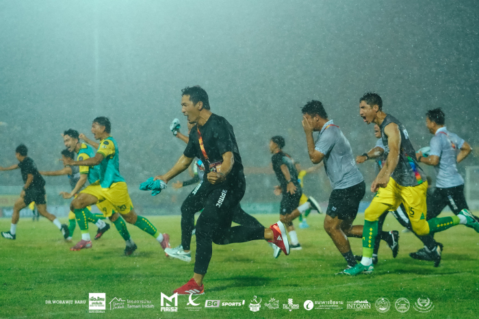 Der Durchmarsch ist perfekt! Pattani FC feierte bei strömendem Regen durch einen Sieg im Elfmeterschießen gegen Nongbua FC den Aufstieg in die Thai League 1. Foto: Pattani Fc