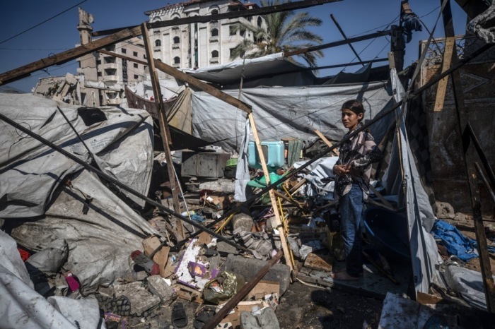 Ein palästinensisches Mädchen steht vor dem zerstörten Zelt ihrer Familie nach einem israelischen Luftangriff in Gaza-Stadt. Foto: EPA/Mohammed Saber