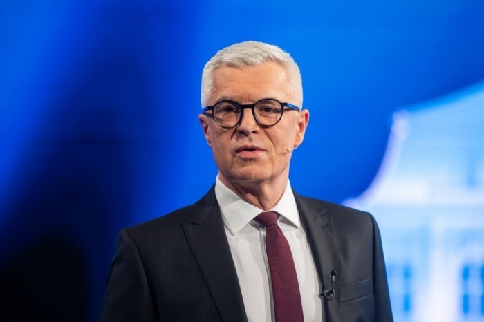 Der frühere slowakische Präsidentschaftskandidat und Außenminister Ivan Korcok nimmt an einer Fernsehdebatte in RTVS teil. Foto: epa/Jakub Gavlak